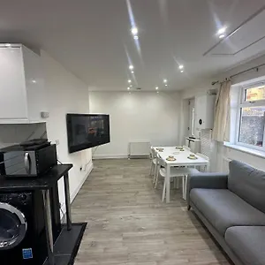 2 Bedroom House,brownhillrd Se6 Сasa de vacaciones Londres